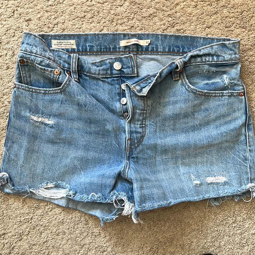 Women’s Levi wedgie shorts